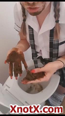Schoolgirl plays with poop out of toilet / CremeDeLaJen / 28-10-2019 [UltraHD 2K/1280p/MP4/733 MB] by XnotX