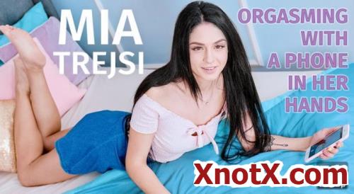 Orgasming with a phone in her hands / Mia Trejsi / 16-01-2021 [3D/UltraHD 4K/2700p/MP4/2.27 GB] by XnotX