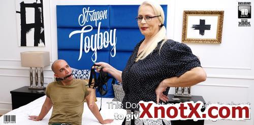 Mature lady abuse a submissive Toyboy / Celeste (51) / 04-03-2020 [FullHD/1080p/MP4/1.55 GB] by XnotX