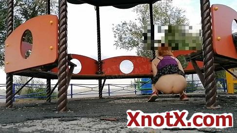 Shit in the playground / ModelNatalya94 / 24-02-2022 [FullHD/1080p/MP4/250 MB] by XnotX