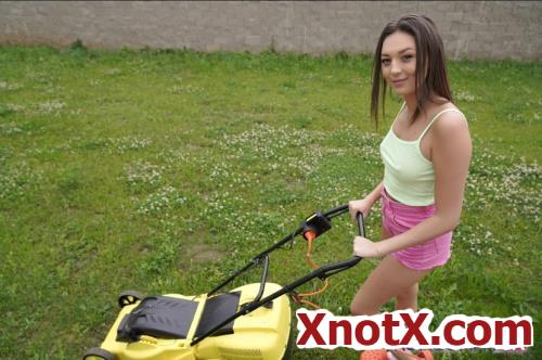 The Break for Hot Lawnmower / Isabella De Laa / 03-11-2022 [3D/UltraHD 2K/1920p/MP4/7.28 GB] by XnotX
