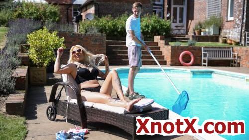 Pushing The Pool Boy / Chloe Savage / 28-10-2024 [SD/480p/MP4/468 MB] by XnotX